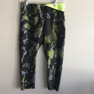 Nike Dri Fit Camo Green Athletic Capri Pant Small